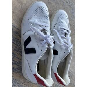 Veja V-10 Sneakers Unisex White with Black logo  Size 9 womens, euro 40